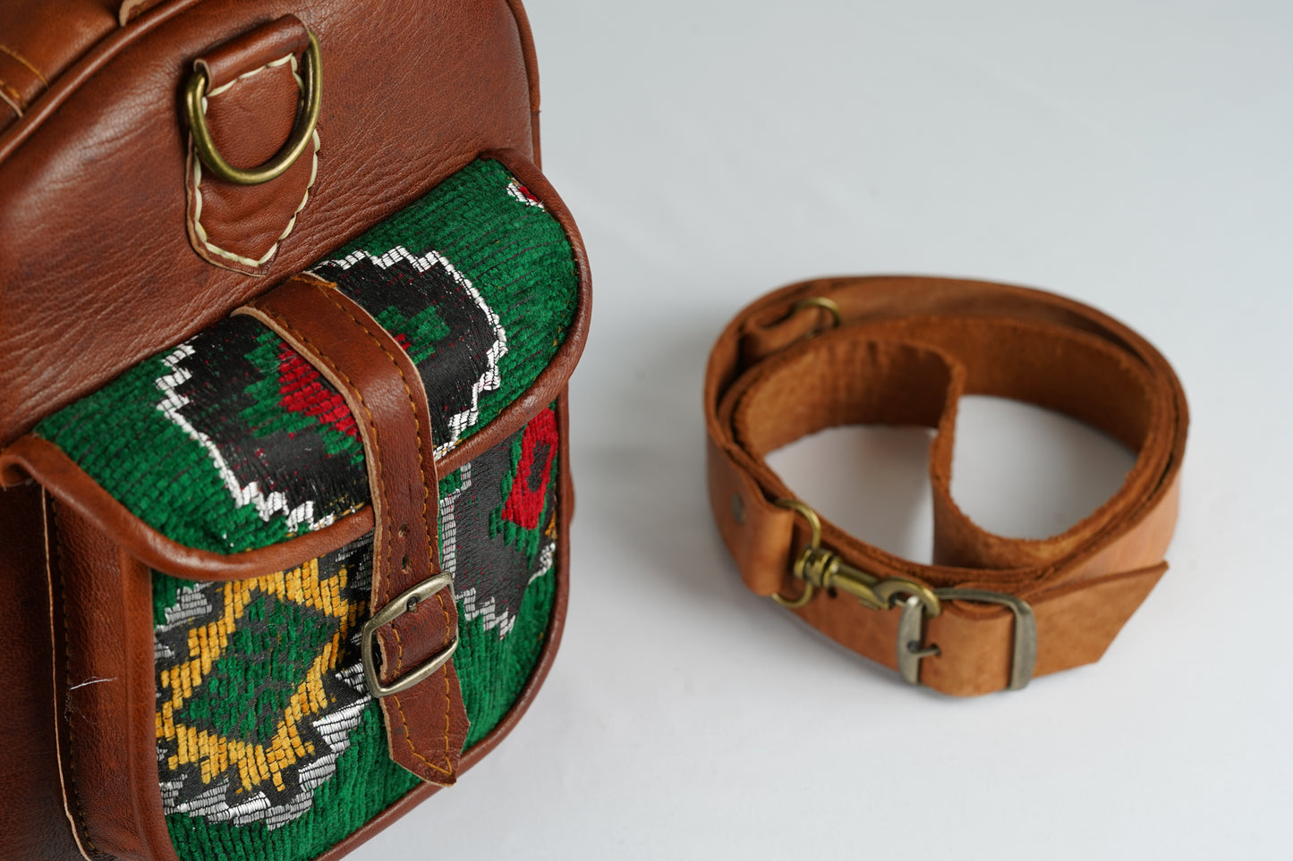 Handgefertigte Reisetasche aus Leder mit traditionellem marokkanischen Teppichmuster