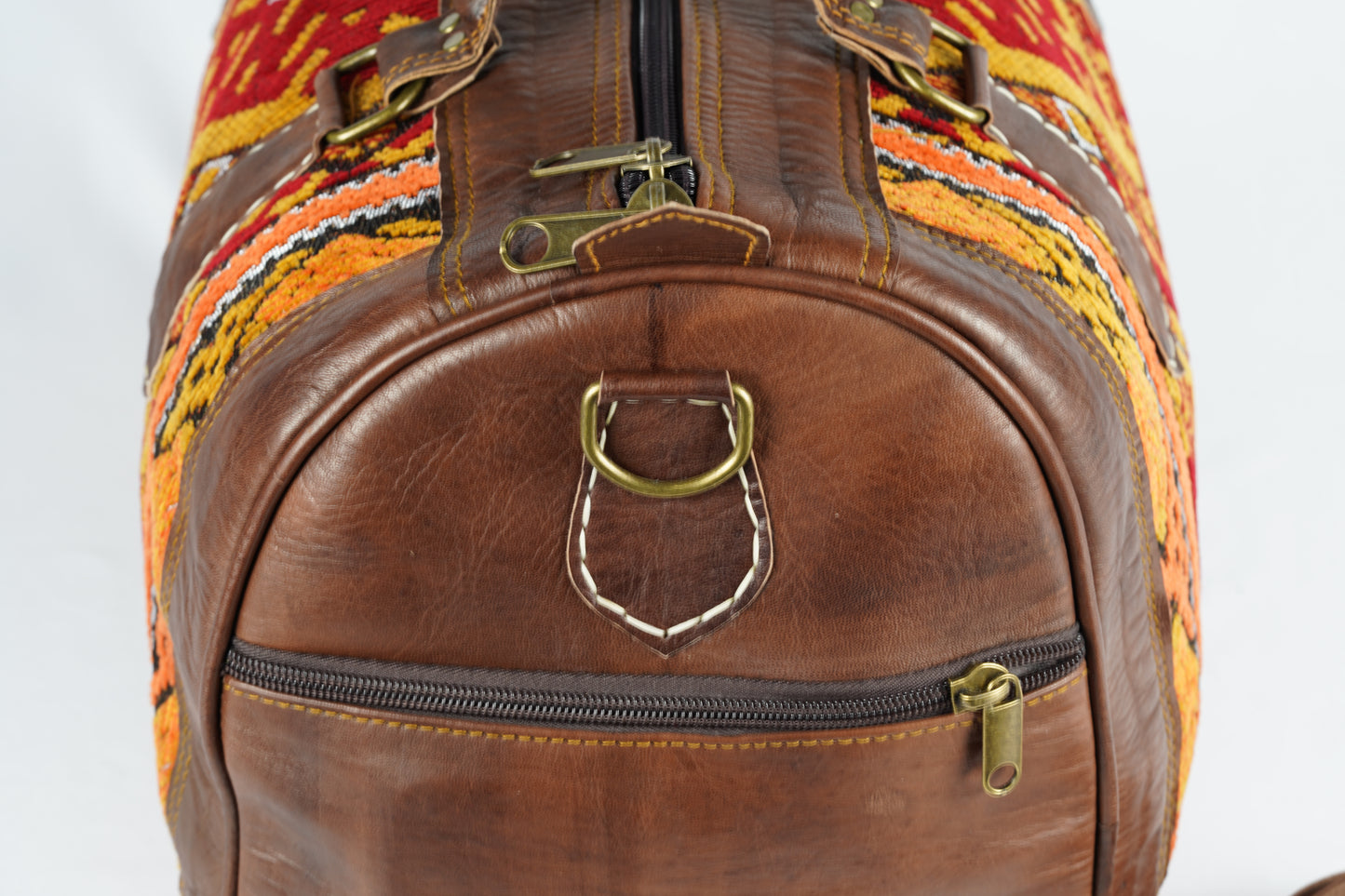 Reisetasche aus Leder mit traditionellem marokkanischen Teppichmuster